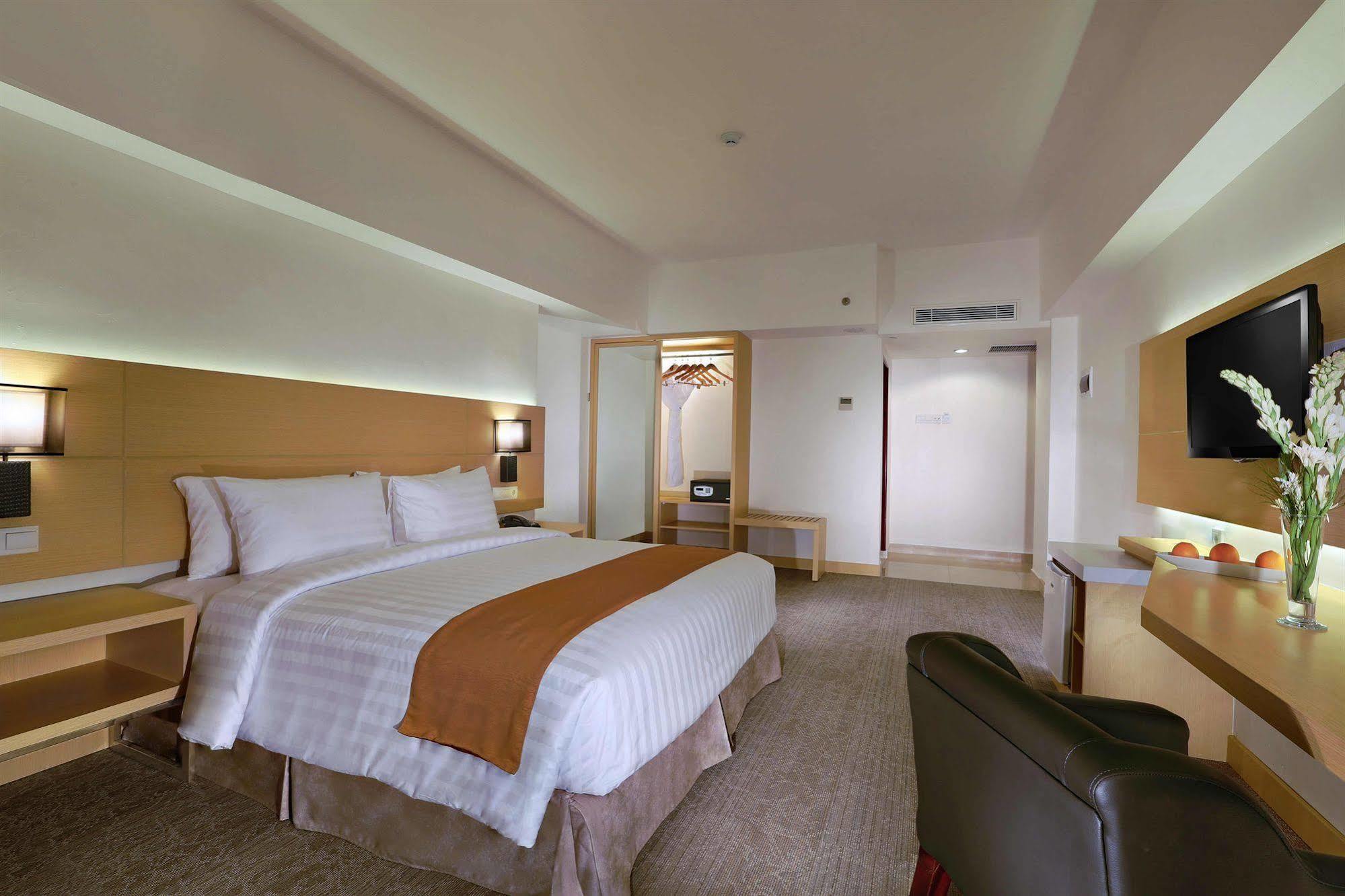 Golden City Hotel And Convention Center - Chse Certified Semarang Dış mekan fotoğraf