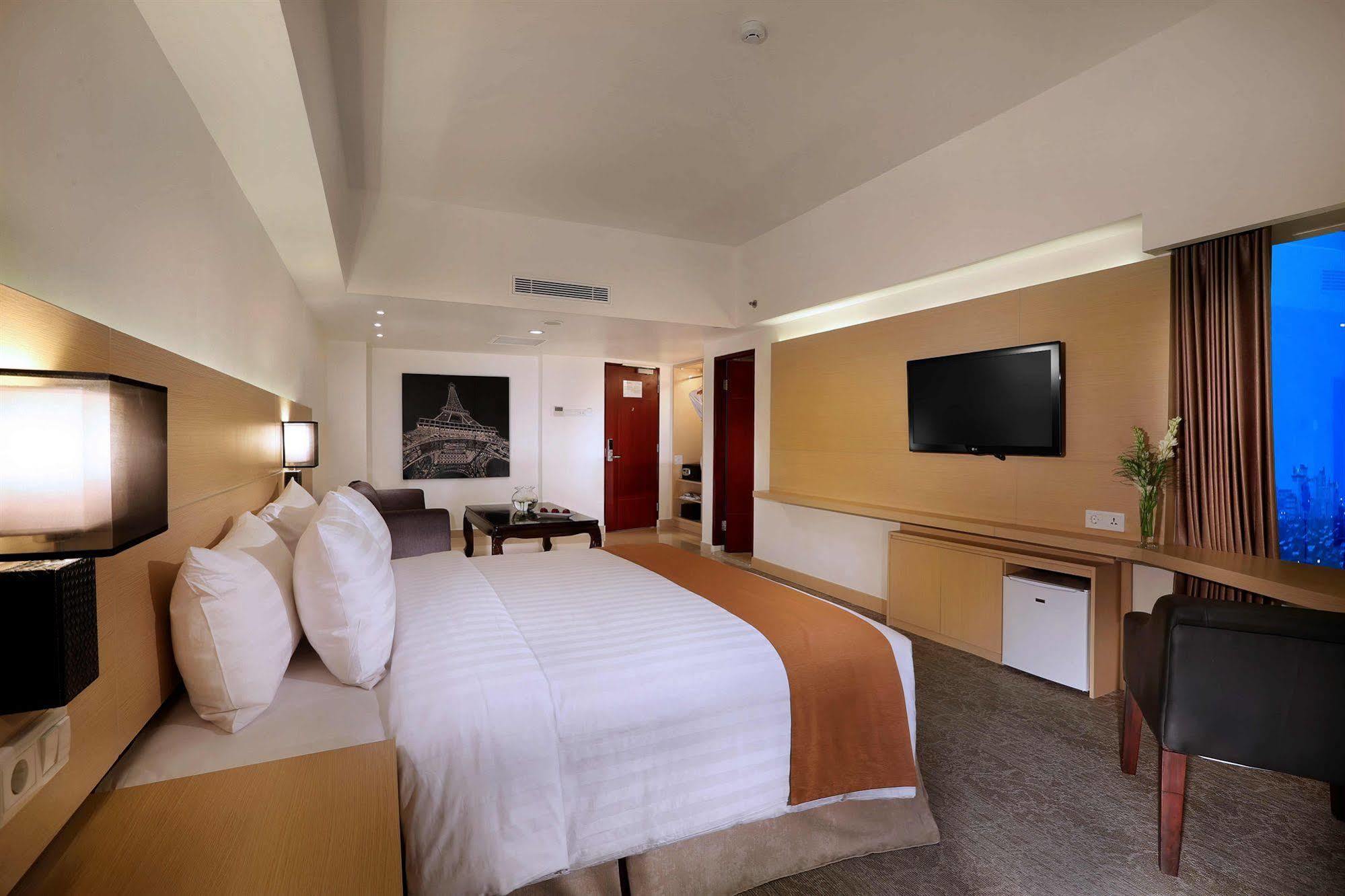 Golden City Hotel And Convention Center - Chse Certified Semarang Dış mekan fotoğraf